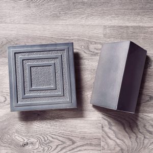 Placa teracota T050 cu decor geometric, 23 x 23 cm